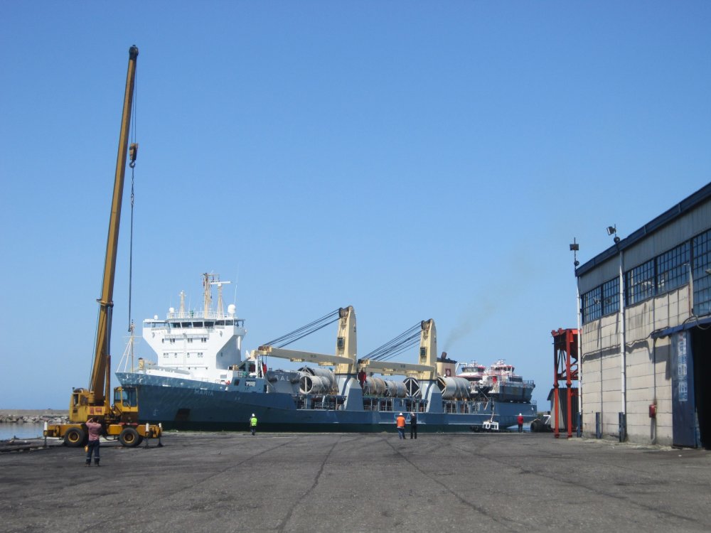 HOPA LIMANINA 2 HEAVY LIFT GEMISI BIRDEN GELDI